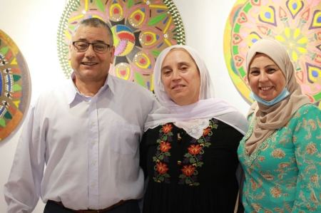 الفنان نايف شحادة يبهر الجمهور في معرضه الأول فنون الرمل بجاليري زركشي سخنين